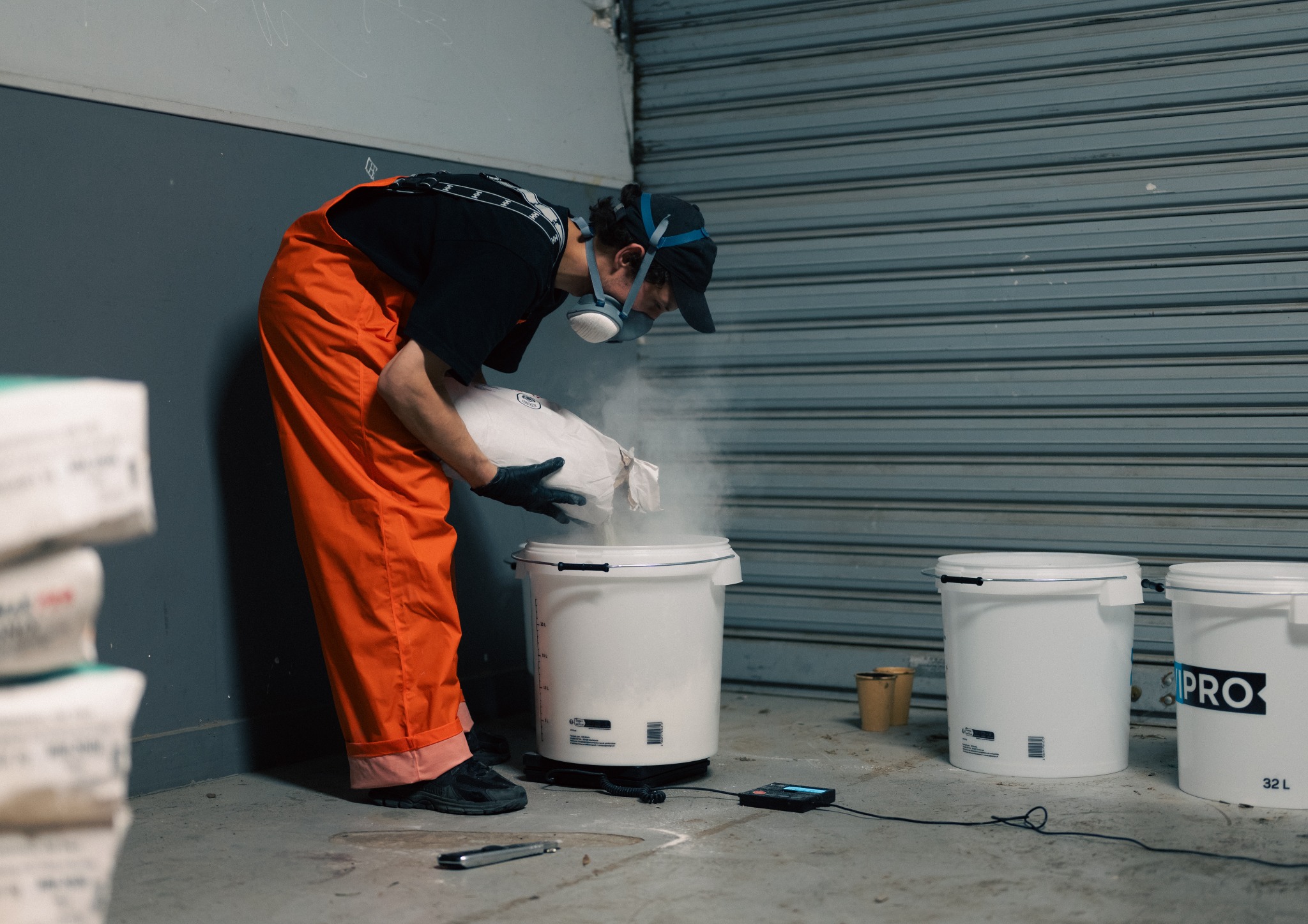 Hand casting process in the workshop